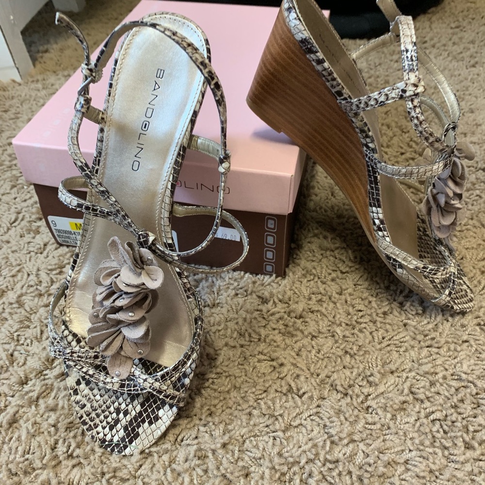 Bandolino Snakeskin print wedge size 9